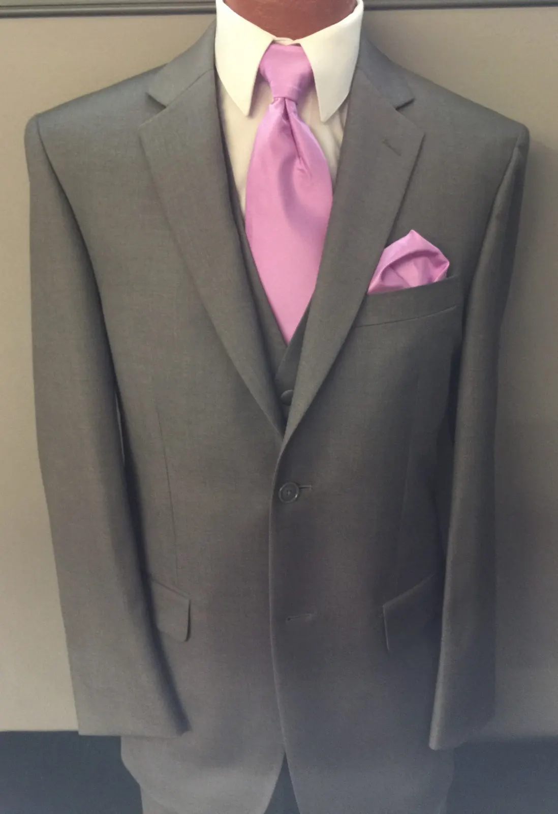 gray-suit-pink-tie